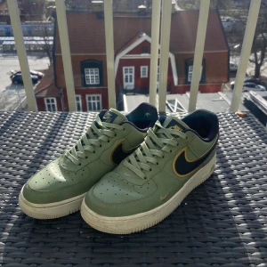 Nike Air Force 1  - Fick dom i present för några år sedan men har tröttnat nu och vill sälja, nypris ~ 3000kr  💕 Hälen har gått hål men det är inget man känner av när man använder skorna, det syns knappt