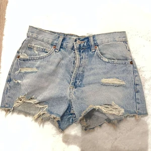 Jeans shorts - Zara shorts, Mid waist. Har aldrig använt dom.