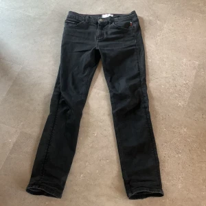 PHILIPP PLEIN JEANS - Säljer min philipp plein jeans för dom är lite för stora. 10/10 skick och storlek 164/junior. Pris kan diskuteras.