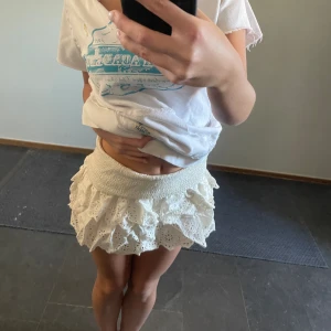 Volangkjol med mönster lindex - Använd en gång. Inga defekter. Storlek xs. Superfin. Jag har vikt ner den på första bilden så den blir lågmidjad. 