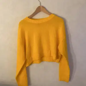 Jag säljer en gul stickad tröja från H&M i bra skick, storlek m.
