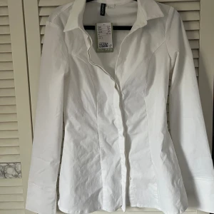 Figursydd skjorta - Superfin skjorta ifrån hm💓den är helt ny med lappen på och säljer då den aldrig kommit till användning💕den är även helt slutsåld på hemsidan💓