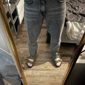 Gråa woodbird jeans i storlek 30/32. Nypris 900kr. Jättefint skick då jag endast använt dem ett fåtal gånger