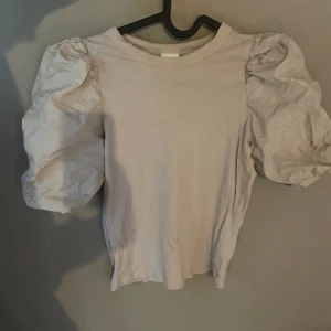 Tröja - Jätte fin tröja som är använd väldigt få gånger🤍