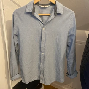 Ljusblå skjorta  - Tja!  Skjortan har använts typ 3 gånger sen har den mest hängt på galge. Den är i topp skick. En riktig stilren skojar till sommaren👔