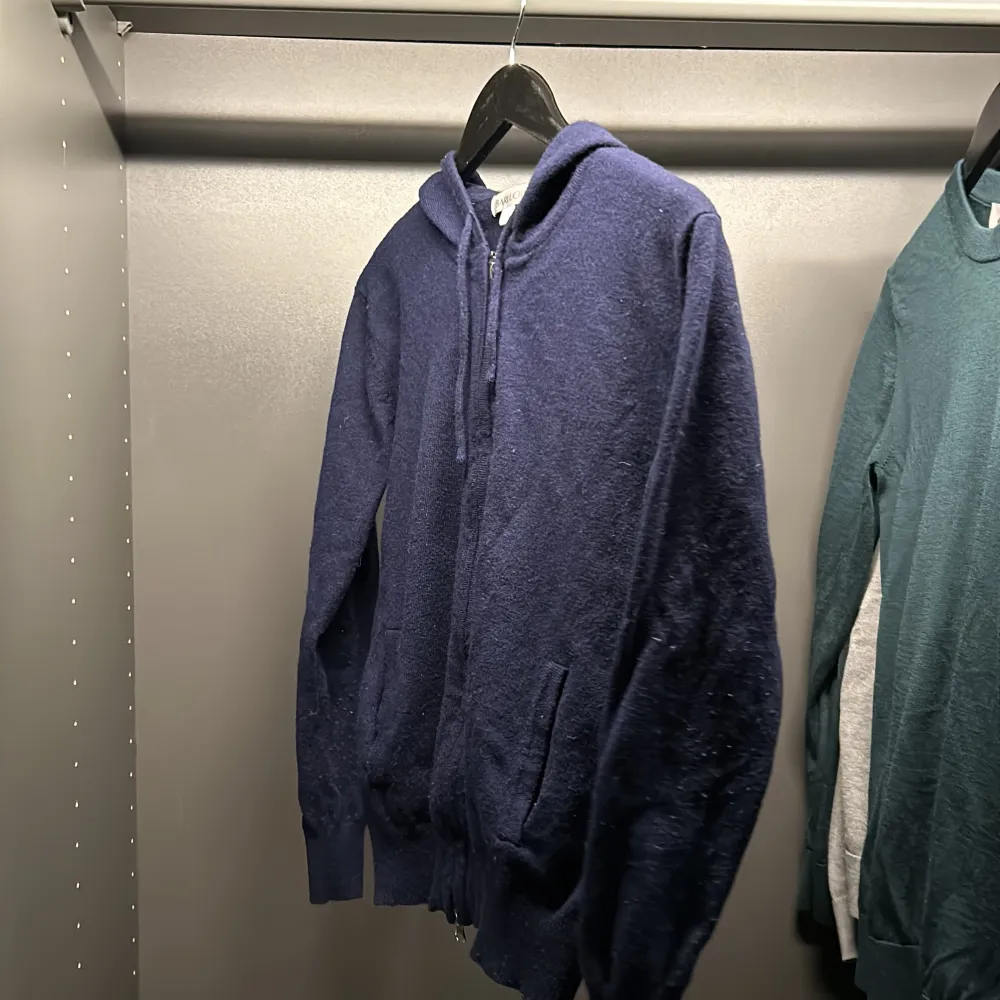 Zip Kashmir hoodie i storlek xs. Den är använd få gånger och är i hyfsat bra skick men lite nopprig. Säljs på grund av att den är för liten för mig . Hoodies.