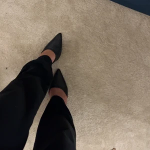 Svarta spetsiga klackar👠 - Säljer dessa svarta klackskorna från Nelly då de aldrig kommer till någon användning! De är endast använda en gång, alltså är de i nyskick!👠🩷 klackhöjd: 6 cm Nypris: 499