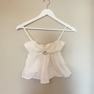 Vit sommartopp - Vit sommartopp med prislapp kvar!🌸