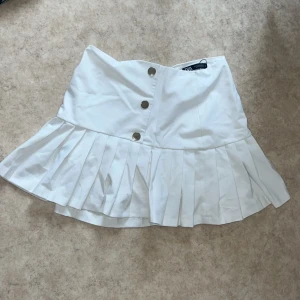 Vit kjol - Tennis liknande kjol från Zara, med innbygda shorts under, i bra material 