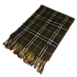 Vintage Grisch Grön Burberrys Halsduk - Riktigt snygg vintage grön Burberrys halsduk. Den är 30 cm bred och 155 cm lång. Svarar gärna på frågor, priset kan diskuteras.