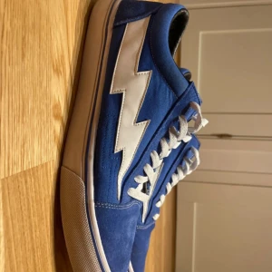 Revenge x Storm - Revenge x Storm Använd fåtal gånger, bra skick men viss tecken på användning. Liten missfärgning på tårna kolla bild 4. Skosnören, klistermärke och brev på hur man tvättar skorna medföljer. Us12 ungefär storlek 45/46 Pris kan diskuteras.