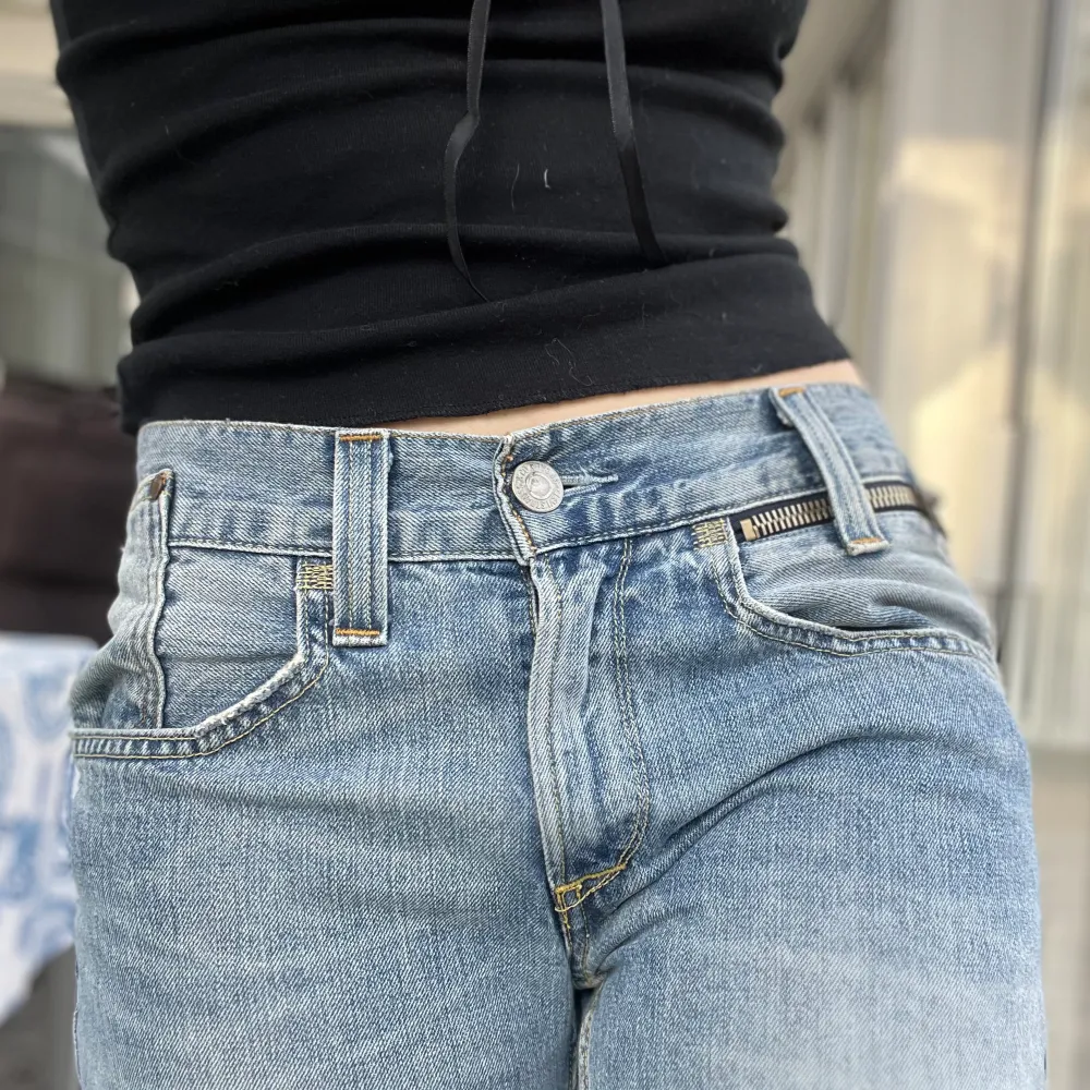 Jäkligt snygga jeans från levis i gott skick. Låg/medel midja. Snygga detaljerna på framfickorna. Storlek: W33 L32. Jeans & Byxor.