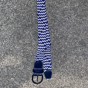 Flätad bälte grisch - Fint flätad bälte i färgen marinblå och vit