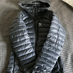 Haglöfs  - Tunnare dunjacka från Haglöfs strl Xs(dam)  Nypris 2100kr Använd gärna köp nu 💗