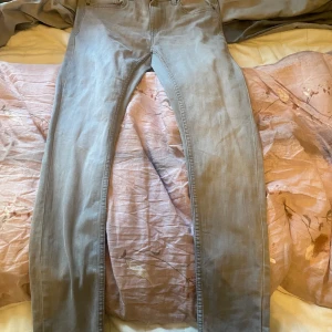 Grå jeans  - Aldrig använd. Slim fit