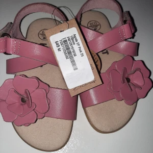 Kavat sandaler stl 25 nya med prislapp  - Kavat sandaler stl 25. Innermått 15.8  Helt nya med prislappen kvar nypris.649kr  