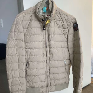 Parajumper dunjacka Junior/M - _ Jackan blivit för liten så säljer här.  Fint skick, direkt från kemtvätten. Size Junior M Köpt på KBS.  Bara att skriva för intresse! Pris kan diskuteras
