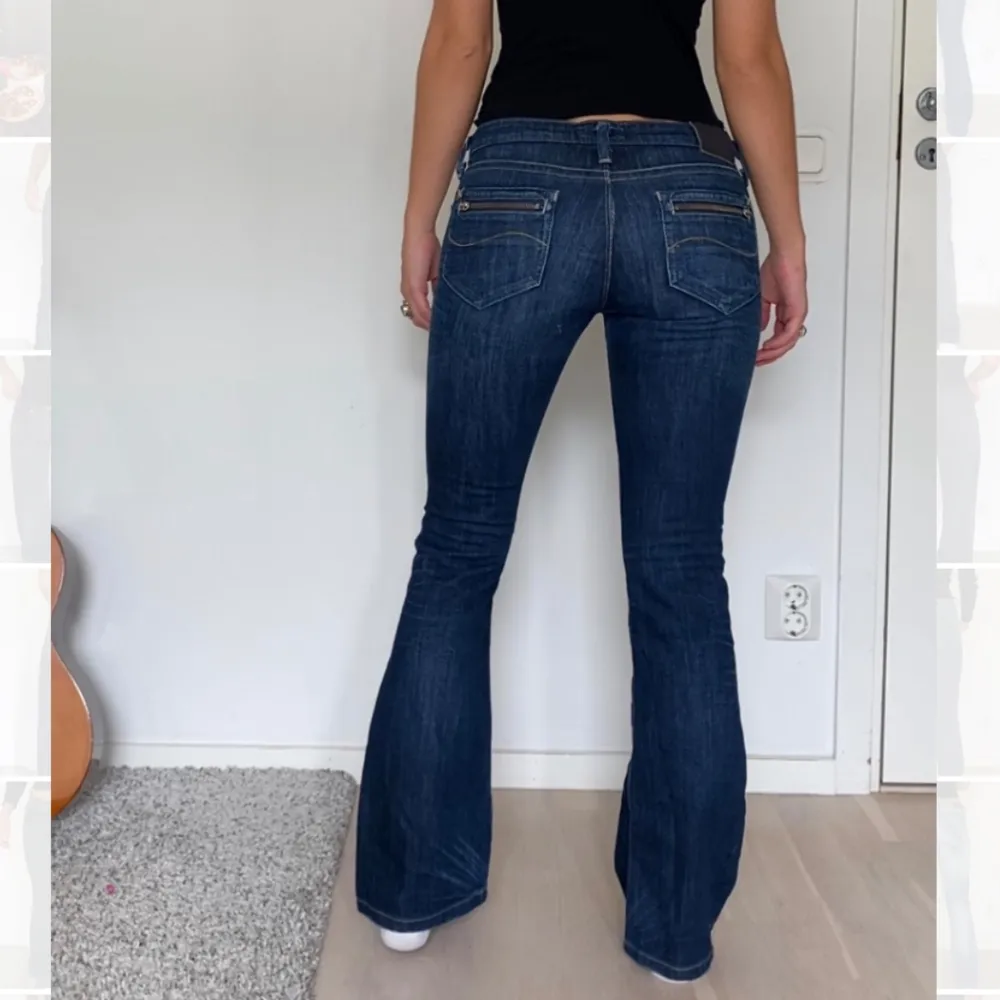 Skitsnygga bootcut jeans från lee med låg midja, midjemåttet är 41 cm tvärs över och innerbenslängd 78 cm. Jeans & Byxor.