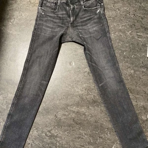 Replay anbass hyperflex - Säljer nu ett par feta replay jeans. Jeansen är i bra skick däremot så var det ett pyttelitet hål på baksidan vilket fixades hos en skräddare med en stor tygbit som inte märks men det känns ganska hårt där