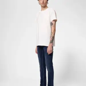 Tjenare! Säljer dessa mörkblåa nudie grim tim jeans som är i helt nytt skick använt 1 gång! Nypris 1600, vårat pris 699! Skriv innan köp o fler bilder osv! 👌