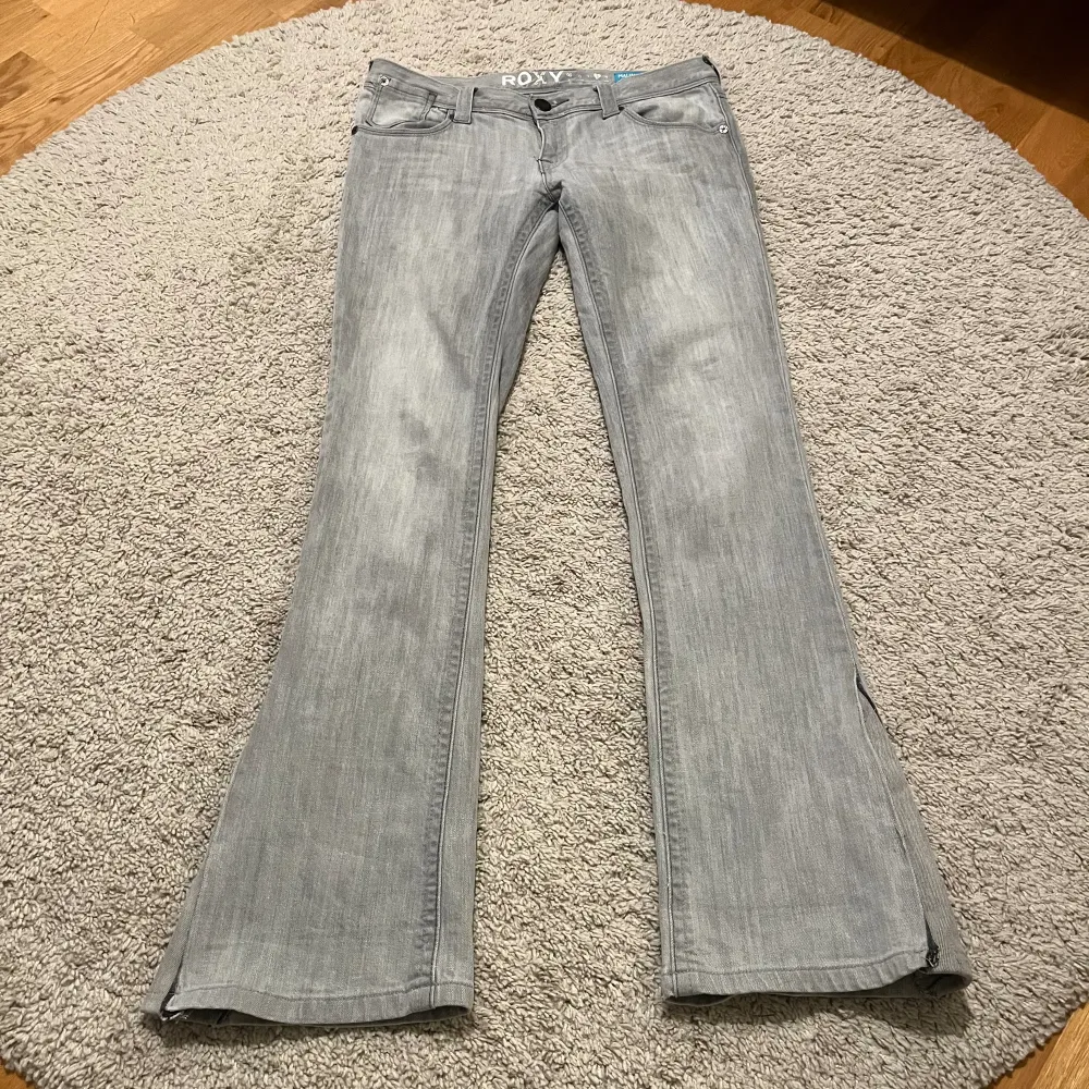 Säljer dessa lågmidjade jeans med en skit snygg färg o ”kilar” som jag själv sytt in för att gör dem mer bootcut!🪩 Midjemått rakt över: 38 cm  Innerbenet: 82 cm  Benbredd: 24 cm. Jeans & Byxor.