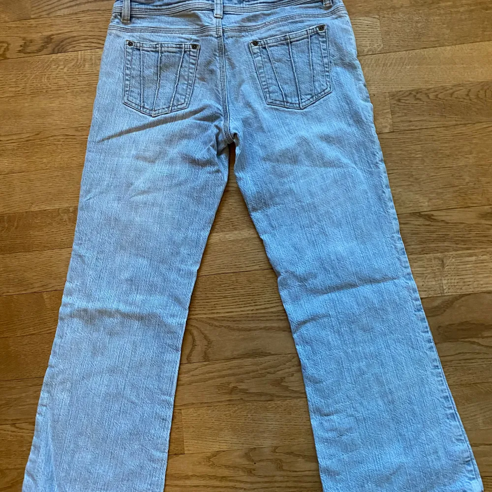Superfina jeans med coola fickor. Från Petite. Lågmidjade och bootcut.. Jeans & Byxor.