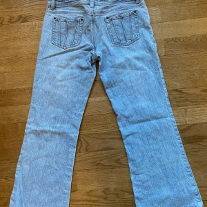 Ljusblå jeans - Superfina jeans med coola fickor. Från Petite. Lågmidjade och bootcut.