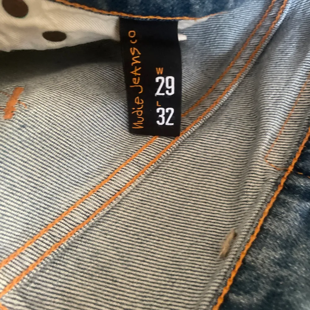 Ett par ljusare nudie jeans i nyskick i modellen lean jean (slim fit) . Nästan aldirg använda då jag har likande par. Storlek 29/32 och passar nån mellan 180-190 bra skulle jag tro. Skriv för mer bilder etc . Jeans & Byxor.