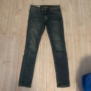 J.lindeberg jeans - Ett par J.lindeberg i passform 31/34 sitter bra på mig som är 180cm. Fått i present för 3 år sedan så har ej kvar kvitto. Skriv vid frågor eller flera bilder.