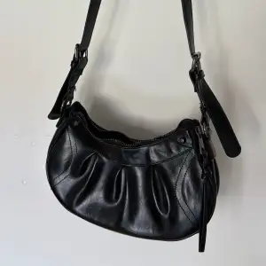 En svart väska från Gina Tricot! Används inte längre och är i väldigt bra skick 🥰 inga fack inuti och man kan få plats med en matlåda 😉