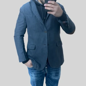 Massimodutti kavaj  - Säljer denna kavajen perfekt nu inför sommaren. Till alla fester och högtider som kommer! Vid frågor och funderingar skriv gärna! 