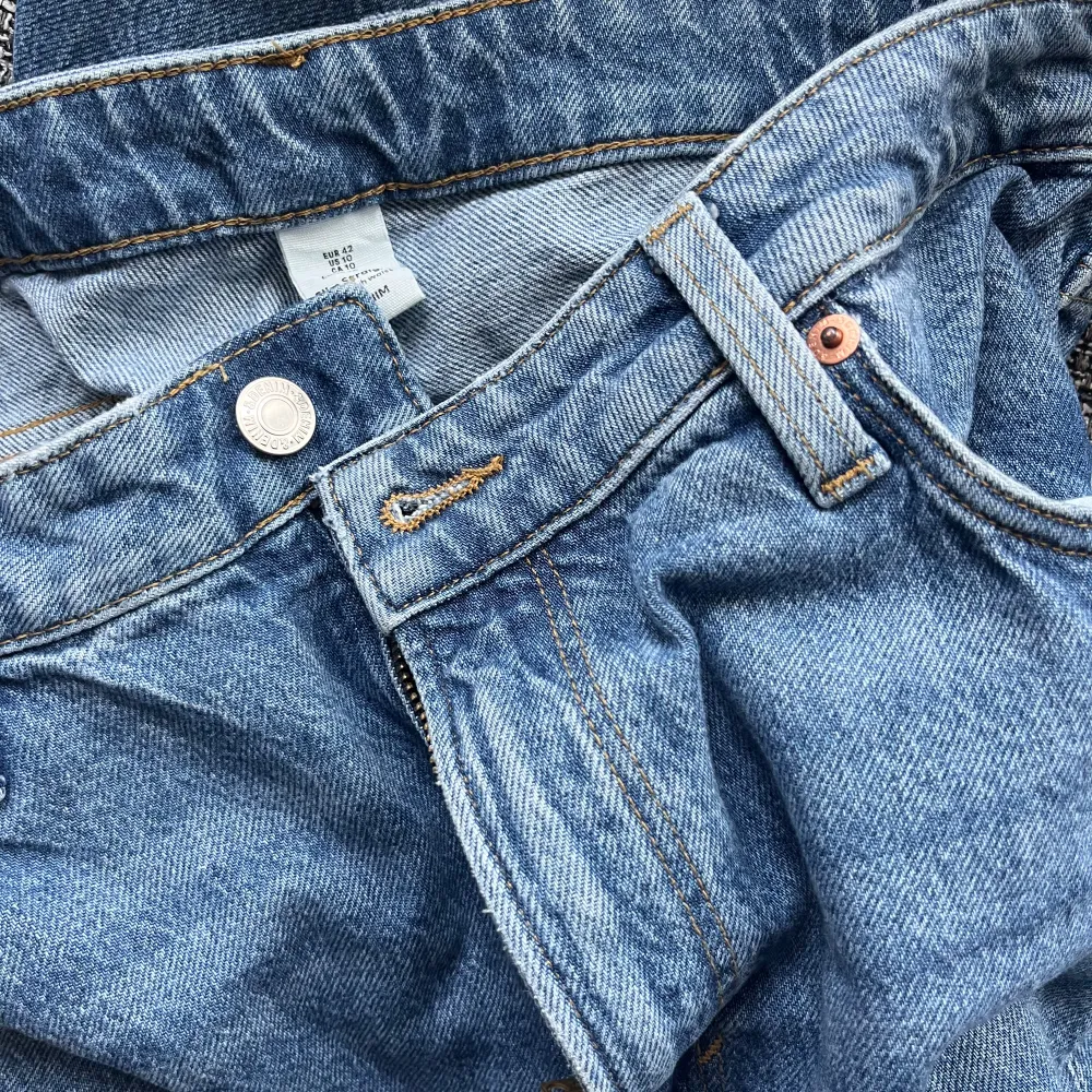 Säljer ett par fina jeans från HM. Modell slim straight ultra high i färgen ljus denimblå. Stl 42. Använda några gånger innan de blev för stora för mig. Nypris 349kr, säljes för 120kr.   Kan hämtas i Uppsala eller fraktas mot frakt kostnad. . Jeans & Byxor.