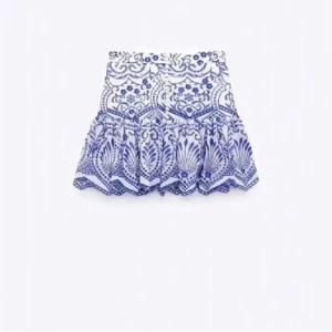 Supersöt kjol till sommaren💞 - Säljer denna kjolen då jag köpte den på plick men den passade inte mig, prislappen sitter kvar och den är jättefin till sommaren!🥰🥰