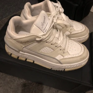 Axel Arigato sneakers - Axel Arigato Area Lo Sneaker Cremino/White storlek 35. Tyvärr kommer dom inte till användning så mycket som jag önskar.