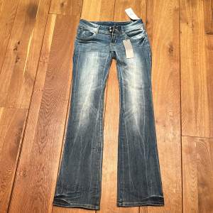 Jätte snygga lågmidjade Bootcut jeans ifrån Tally Weijl. Säljer då den är lite för långa för mig. 