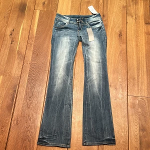 Lågmidjade bootcut jeans - Jätte snygga lågmidjade Bootcut jeans ifrån Tally Weijl. Säljer då den är lite för långa för mig. 