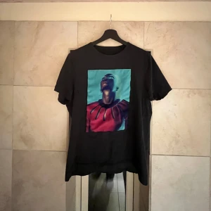 Limitato t-shirt - Snygg limitato t-shirt. Sparsamt använd. Cond 8-9/10. Passar perfekt till en zip hoodie eller bara som den är!! Hör av dig vid några frågor!!! 