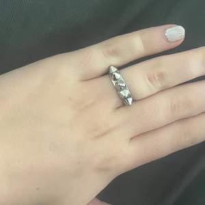 Edblad ring som jag köpte från edblads hemsida för några veckor sen men har nu valt att byta till guld🩷perfekt skick i storlek 17,5