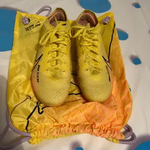 Helt nya Nike zoom Vapor elite fotbollsskor i storlek 42. Säljer dem pågrund av skada, hann bara ha skorna ett par träningar så dem är i princip helt nya.  