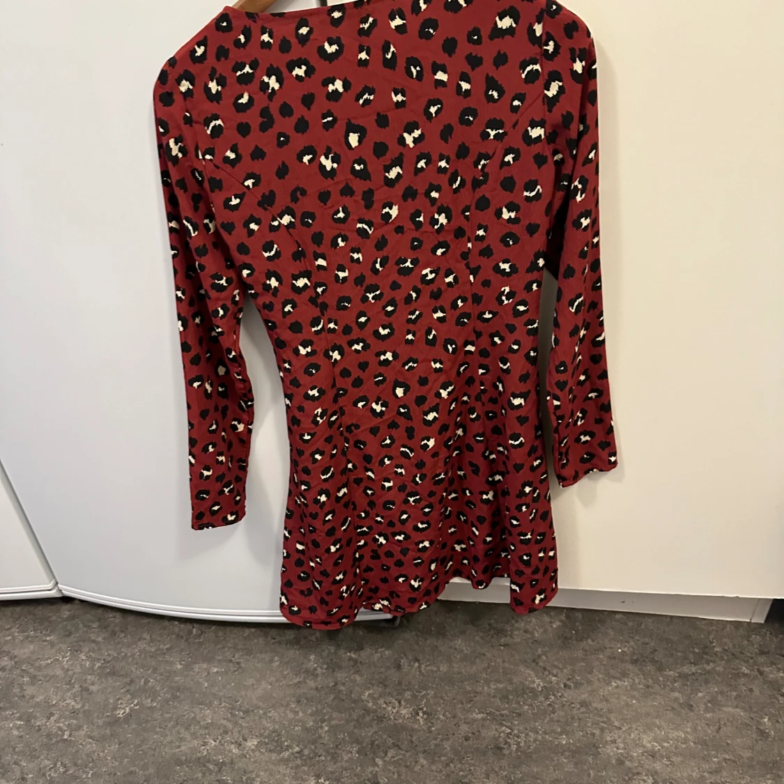 Söt röd  leopardmönstrad klänning  - 90