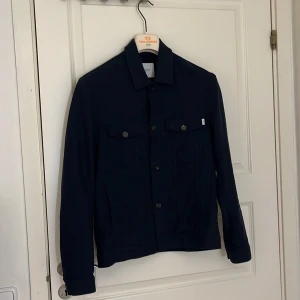 Les Deux Overshirt  - En riktigt fin Les Deux overshirt i marinblå perfekt till våren! Overshirten är i gott skick, dock är den ganska tvättad vilket har fått den att krympa lite, den passar både XS och S.  Skick: 8/10 Storlek: XS/S