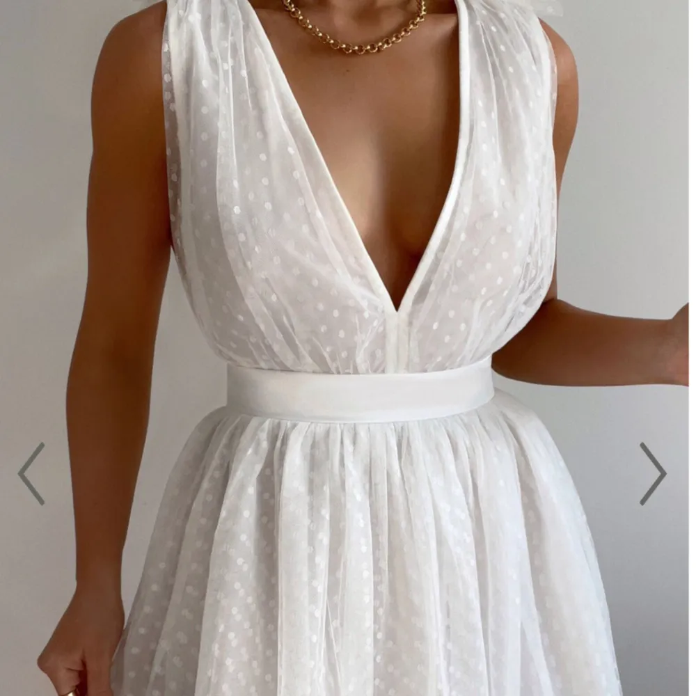 Säljer denna helt nya oanvända klänning från showpo som köptes för 1200kr med frakt💗 Så fin till studenten!. Klänningar.