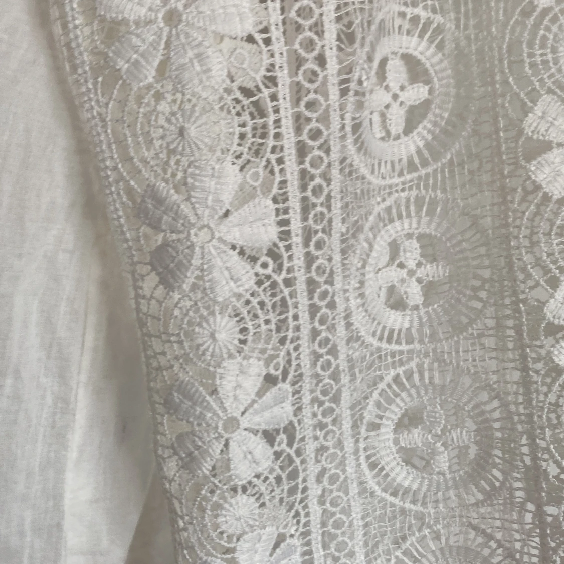 Fin blus med spets. - 90