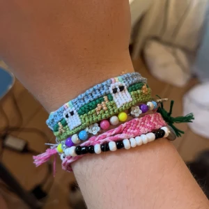 Armband - Säljer handgjorda armband med olika motiv på! Bilderna är ex på några ja gjort. Första bilden är relaterad t Phoebe Bridgers o de andra står det 13, för Taylor Swift, perfekt inför henner konsert! Men kan absolut göra andra motiv! Pris beror på strl!