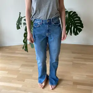 Jeans från Gina Tricot premium. Har slits på båda sidor  Stl:S /36 