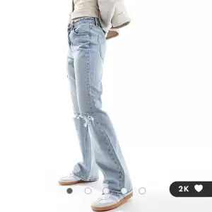  Super snygga ljus blå jeans med hål i knän. Köpte från Bershka för 399kr och säljer för 120kr 💗  Jeansen är jättebra skick!💗