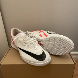 Fotbollsskor Nike - Nike air zoom mercurial vapor 15 futsal skor i storlek 40. Köpta i början av 2024 och använda endast fåtal gånger, som nya! Säljer för 700 och nypris är 1000kr. Hör av er om ni har frågor💞