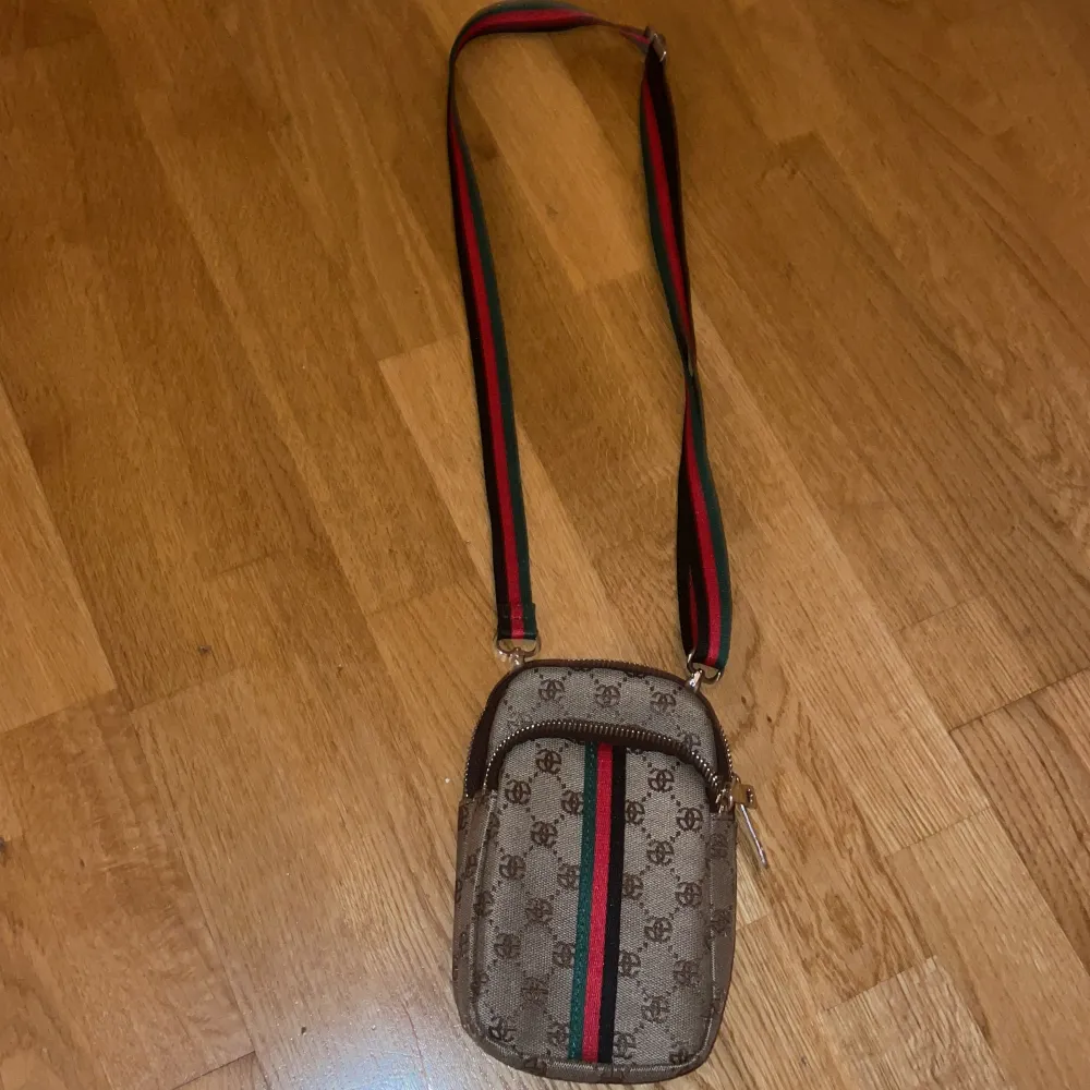 Riktigt snygg Gucci väska i 1:1r  Skick - 10/10 knappt använd Från Mallorca Nypris - 150. Väskor.