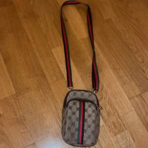 Riktigt snygg Gucci väska i 1:1r  Skick - 10/10 knappt använd Från Mallorca Nypris - 150