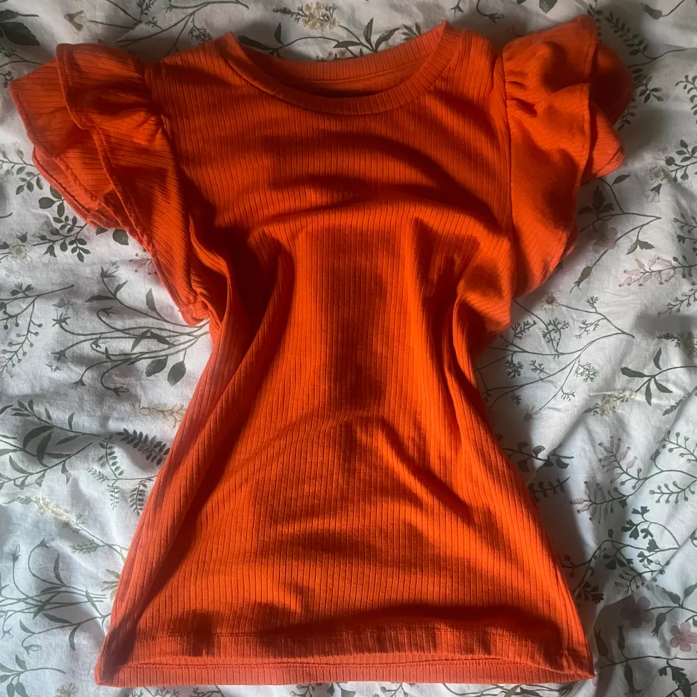 Jättefin orange tröja med några kager av tyg på armar vilken ger en jättefin detalj🫶🏻 jättebra skick inga tecken på användning då den knappt varit använd🩷 köp nu går bra eller skriv priv om du har frågor🫶🏻. Toppar.
